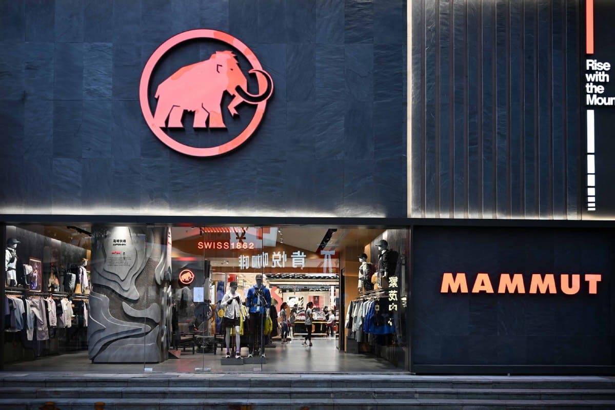 Boutique Mammut en Chine, façade éclairée au logo du mammouth